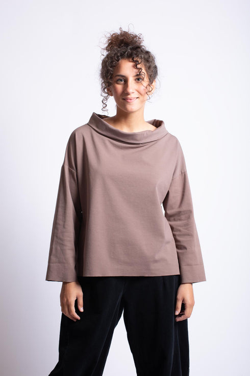 Top elegante con ampio dolcevita Inga